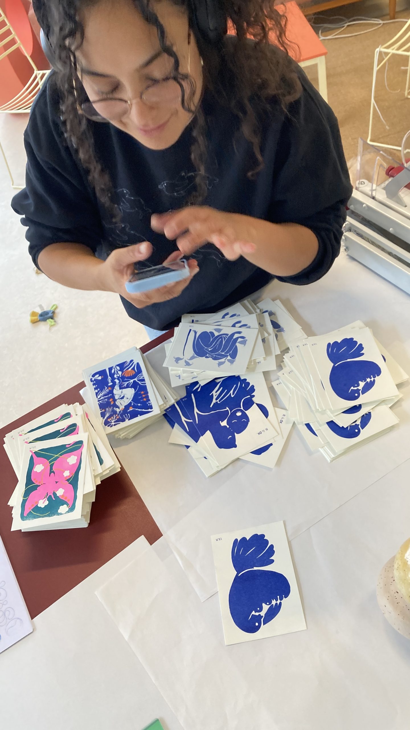 Risotryckta vykort, Yasmina Malmsten, 2025.